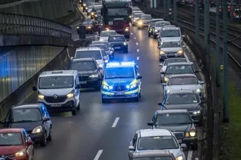 Čak 15 policijskih vozila i dva helikoptera hvatali Mercedes Autobanom Polovni automobili, polovan auto, prodajem auto na sajtu za polovne automobile prodajemauto.rs