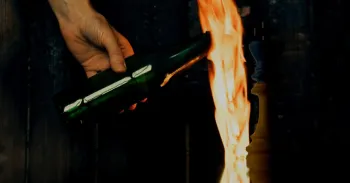 Muškarac napao Tesline punjače molotovljevim koktelima pa se zapalio Polovni automobili, polovan auto, prodajem auto na sajtu za polovne automobile prodajemauto.rs
