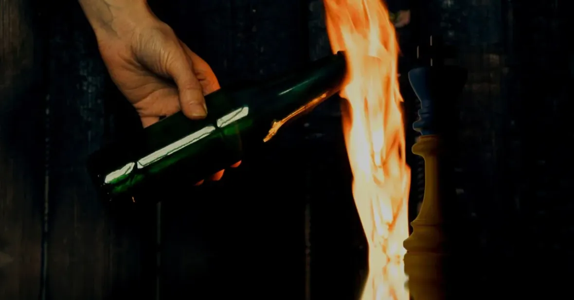Muškarac napao Tesline punjače molotovljevim koktelima pa se zapalio Polovni automobili, polovan auto, prodajem auto na sajtu za polovne automobile prodajemauto.rs