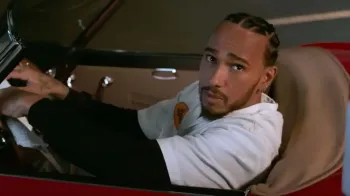 Pogledajte Lewise Hamiltona kako uživa u slobodnom danu, Ferris Bueller stilom Polovni automobili, polovan auto, prodajem auto na sajtu za polovne automobile prodajemauto.rs