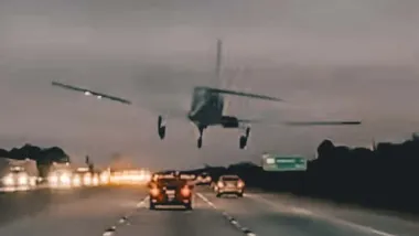 Neverovatan snimak: Avion prinudno sleteo na Toyota Camry usred autoputa na Floridi Prodajem Auto