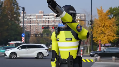 Nema više gledanja kroz prste - prvi robot saobraćajac. Prodajem Auto