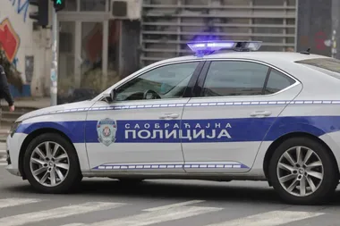 Uznemirujuća scena iz Aranđelovca: Vozač vozio leš divlje životinje na haubi kroz centar grada Prodajem Auto