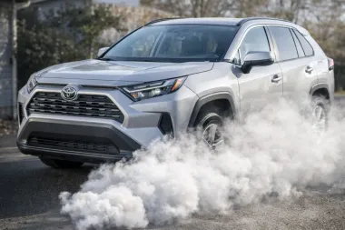 Vlasnik 2025 Toyote RAV4 digao uzbunu: beli dim iz auspuha posle nekoliko dana stajanja – „Ovo ne može biti normalno“ Prodajem Auto