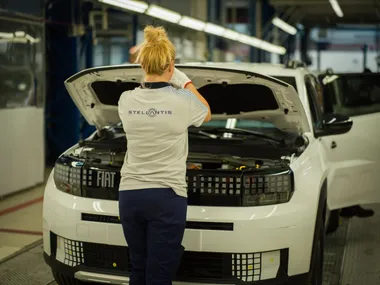 Treća smena u Fiatu u Kragujevcu počela punim kapacitetom: radnici dobili povišice i bonuse CarNow365