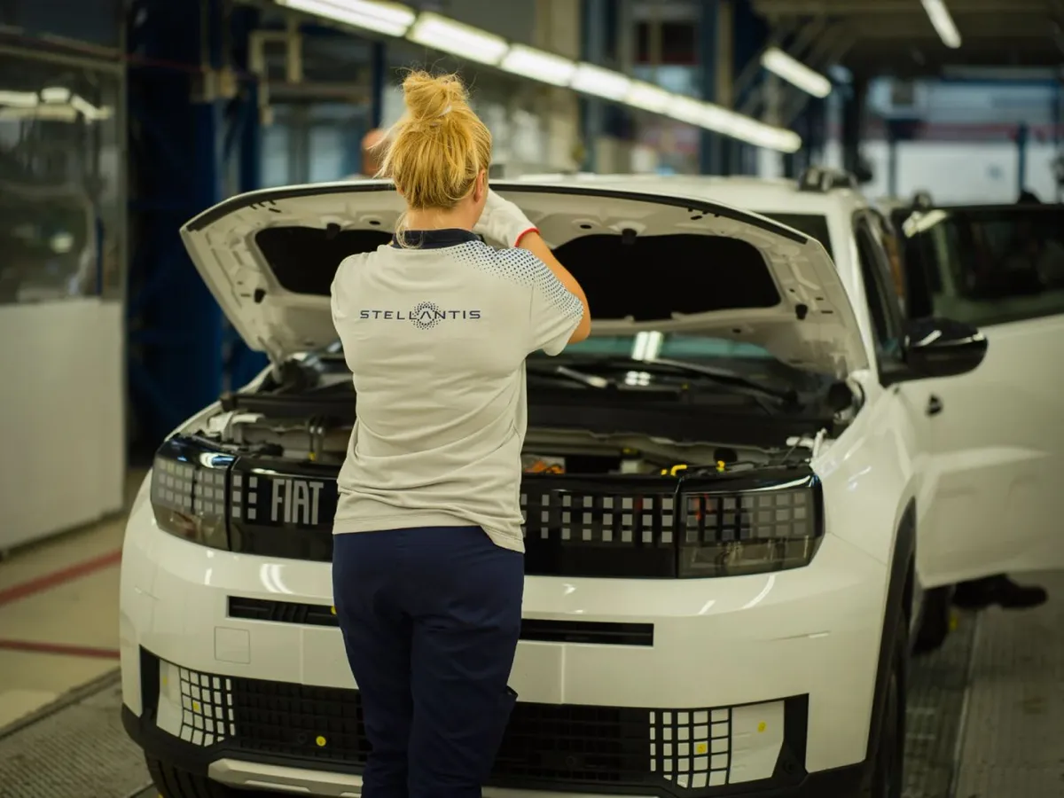 Treća smena u Fiatu u Kragujevcu počela punim kapacitetom: radnici dobili povišice i bonuse CarNow365