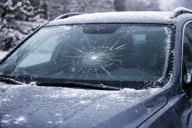 Može li staklo na automobilu da pukne na ekstremnoj hladnoći ili vrućini? Prodajem Auto