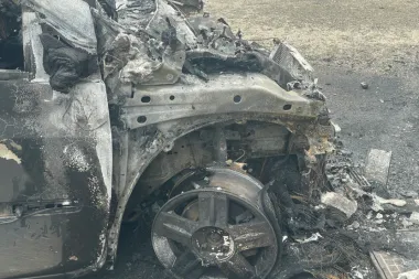 KOŠMAR U MLADENOVCU: Dok je grad spavao, piroman zapalio porodični automobil – snimak otkrio jeziv plan Prodajem Auto