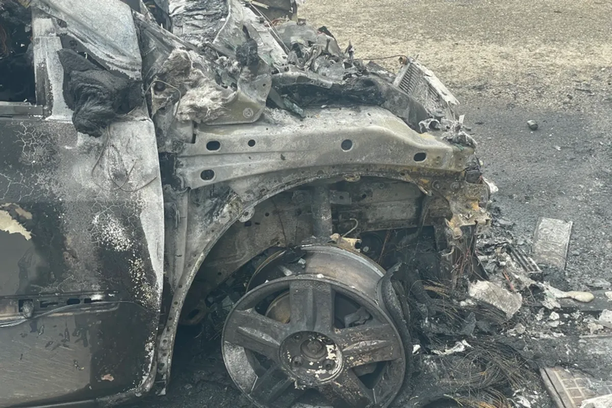 KOŠMAR U MLADENOVCU: Dok je grad spavao, piroman zapalio porodični automobil – snimak otkrio jeziv plan Prodajem Auto