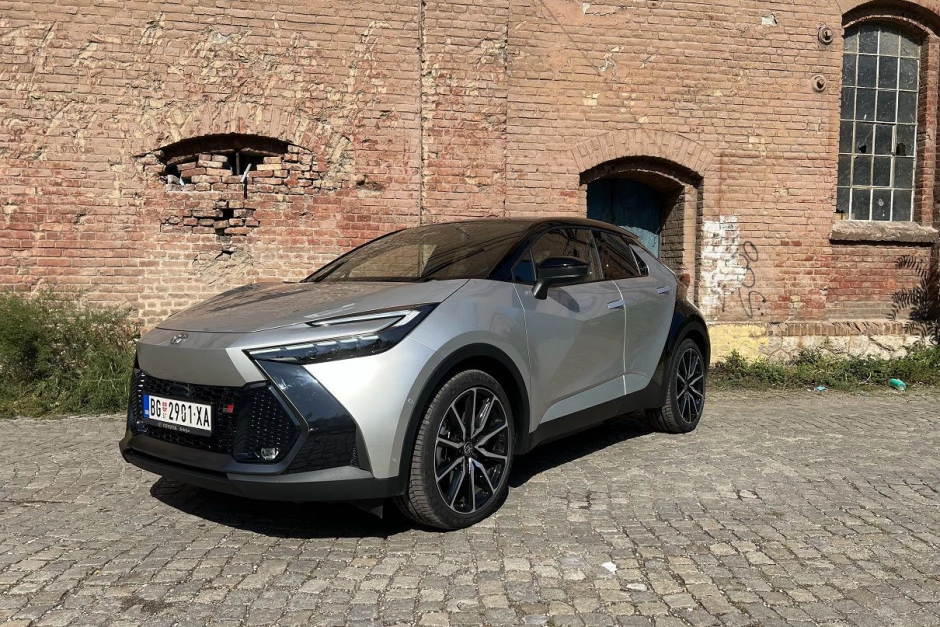 Dva automobila u jednom: Nova Toyota C-HR obara kilometre na struju i privlači pažnju Polovni automobili, polovan auto, prodajem auto na sajtu za polovne automobile prodajemauto.rs