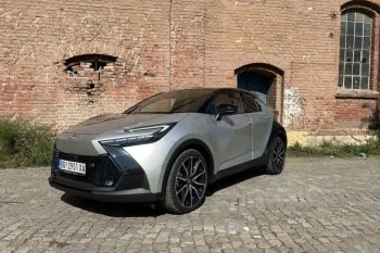Dva automobila u jednom: Nova Toyota C-HR obara kilometre na struju i privlači pažnju Polovni automobili, polovan auto, prodajem auto na sajtu za polovne automobile prodajemauto.rs