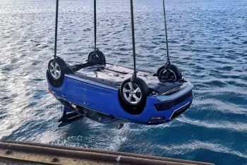 Zaboravni vlasnik nije podigao ručnu i njegova je Škoda završila u mor.platice kaznu! Polovni automobili, polovan auto, prodajem auto na sajtu za polovne automobile prodajemauto.rs