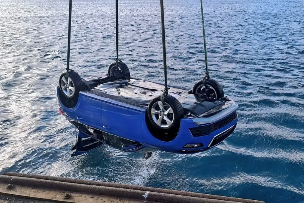 Zaboravni vlasnik nije podigao ručnu i njegova je Škoda završila u mor.platice kaznu! Polovni automobili, polovan auto, prodajem auto na sajtu za polovne automobile prodajemauto.rs