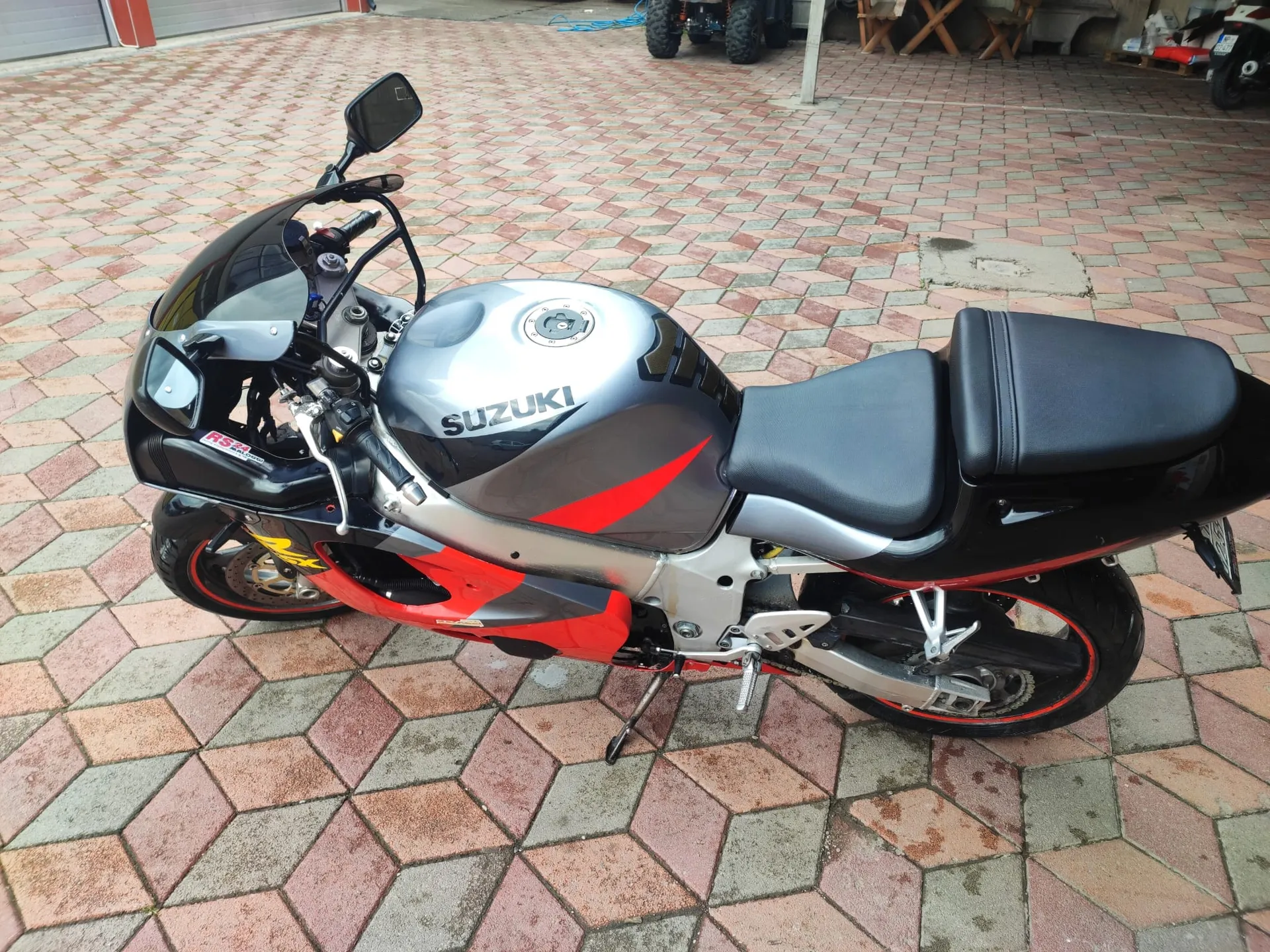 Suzuki GSXR - 600 cc 1.899 € 2000 god. Polovni automobili, polovan auto, prodajem auto na sajtu za polovne automobile prodajemauto.rs